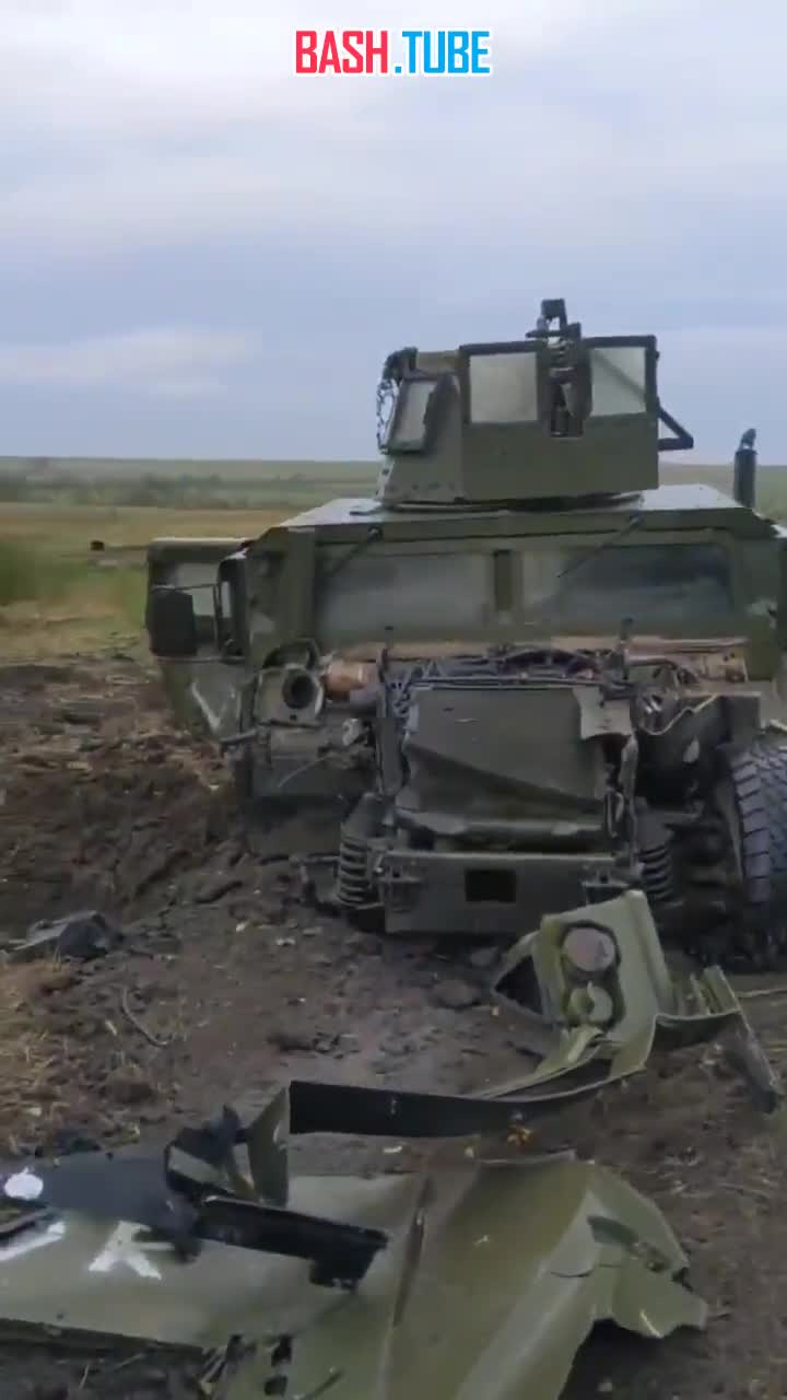 ⁣ Подорвавшийся на мине украинский бронированный тактический автомобиль Humvee M1151