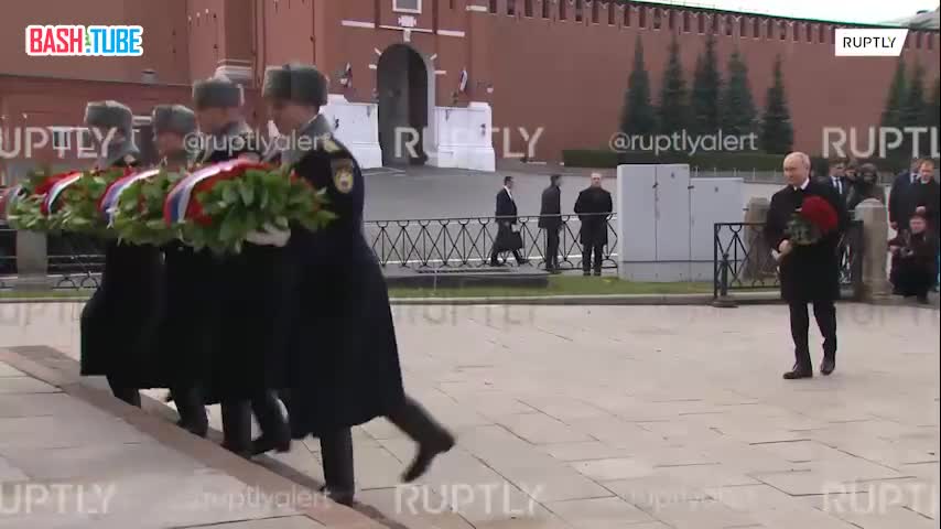  Владимир Путин в честь Дня народного единства возложил цветы к памятнику Кузьме Минину и Дмитрию Пожарскому