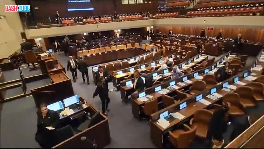 ⁣ Депутатам парламента Израиля пришлось эвакуироваться из-за воздушной тревоги