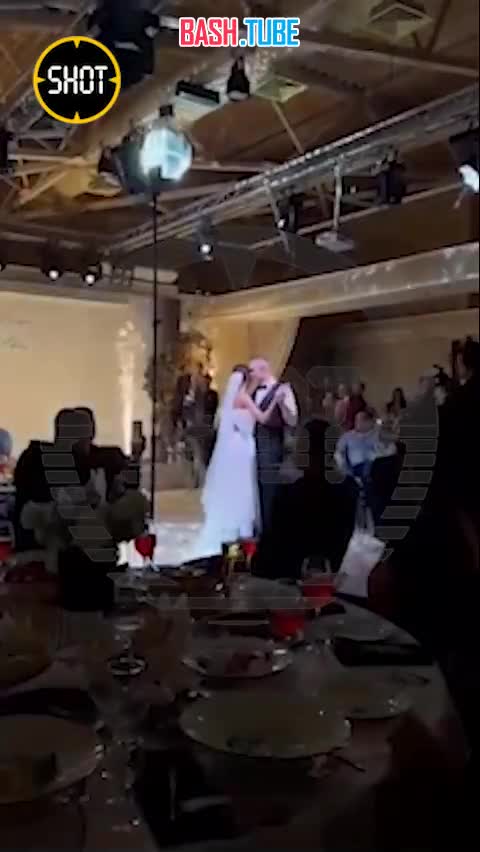 ⁣ «Огненная» свадьба в Череповце: во время танца молодожёнов загорелись украшения