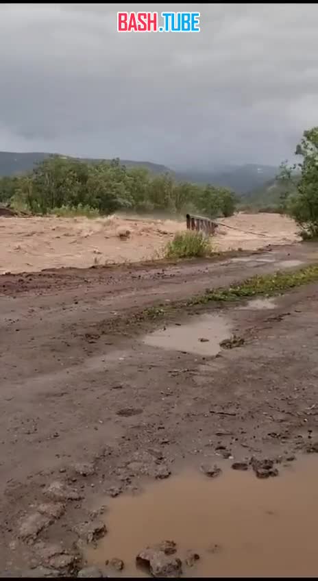 ⁣ На юге Камчатки паводок снес мост на реке Паужетка и отрезал от наземного сообщения поселок