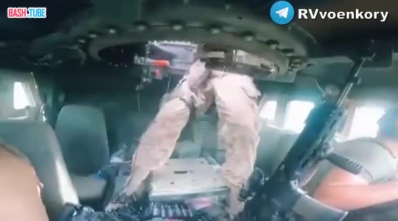 ⁣ Американский «Хамви» взлетает на воздух после встречи с российской ТМ-62