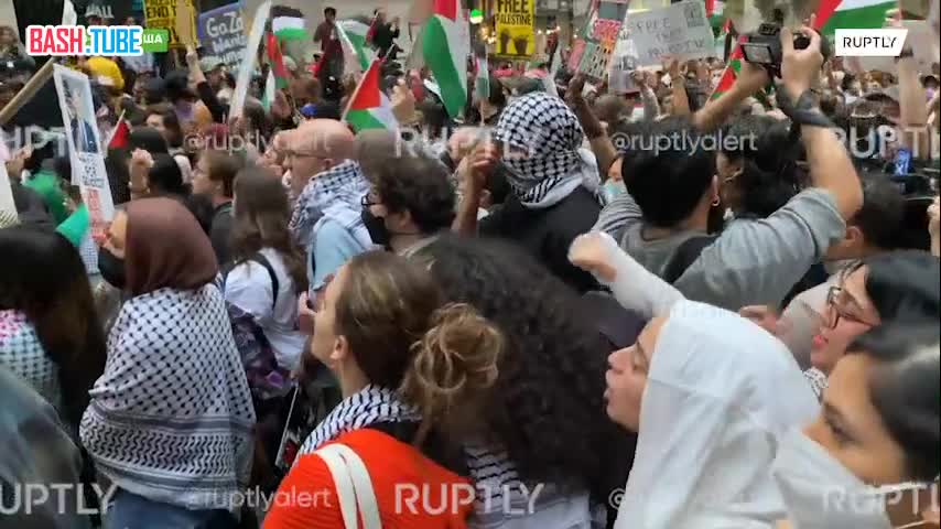 ⁣ Тысячи демонстрантов прошли маршем по улицам Нью-Йорка в поддержку Палестины