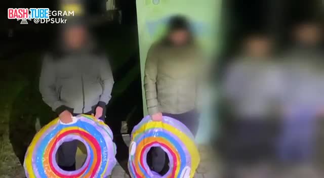  Пограничники Украины у реки Тисы задержали двух мужчин, которые собирались бежать в Румынию на надувных «пончиках»