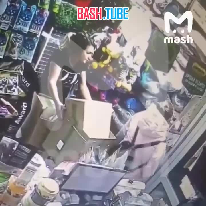 ⁣ Женщина избила продавщицу в подмосковном зоомагазине за то, что та отказалась обслуживать её после закрытия