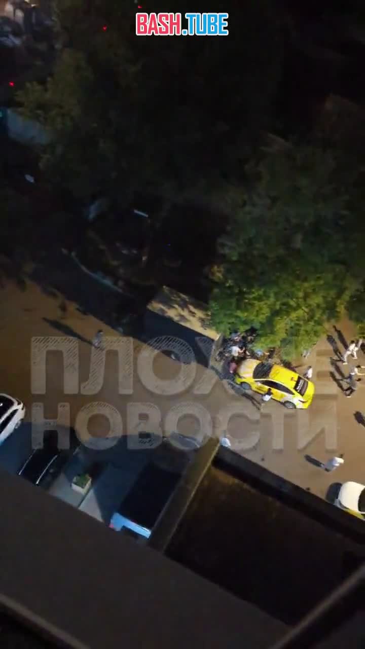 ⁣ Мигранты-таксисты устроили массовую драку в московском районе Кузьминки