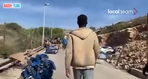  Мигранты на итальянском острове Лампедуза начали блокировать дороги