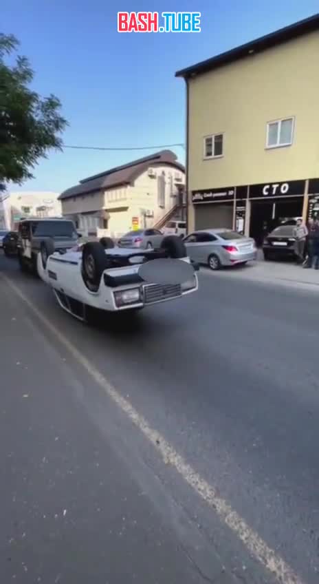 Перевёрнутая «семёрка» с водителем в шлеме из арбузной корки проехалась по улицам Краснодара