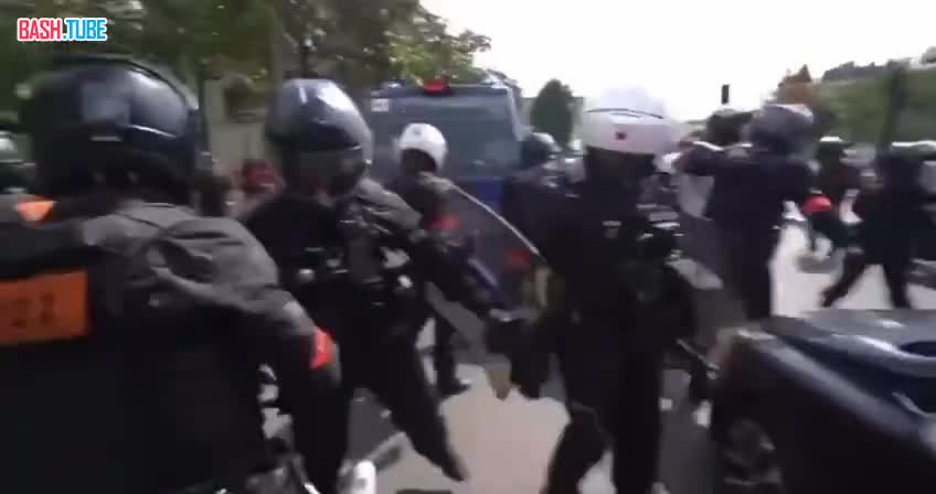  Французские полицейские избивают журналистов в Париже
