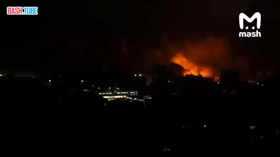 ⁣ Жёсткие кадры ночной воздушной бомбардировки района Ар-Рималь в городе Газа со стороны Израиля