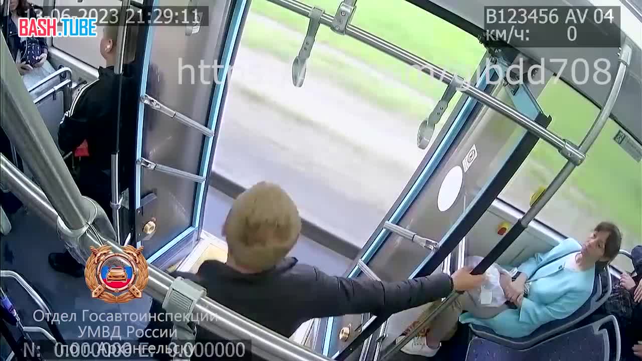 ⁣ В Архангельске выпивший мужчина решил, что ему пора выходить из автобуса и выпрыгнул на ходу