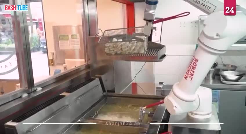  В одном из заведений в Южной Корее робот готовит курицу вместо повара