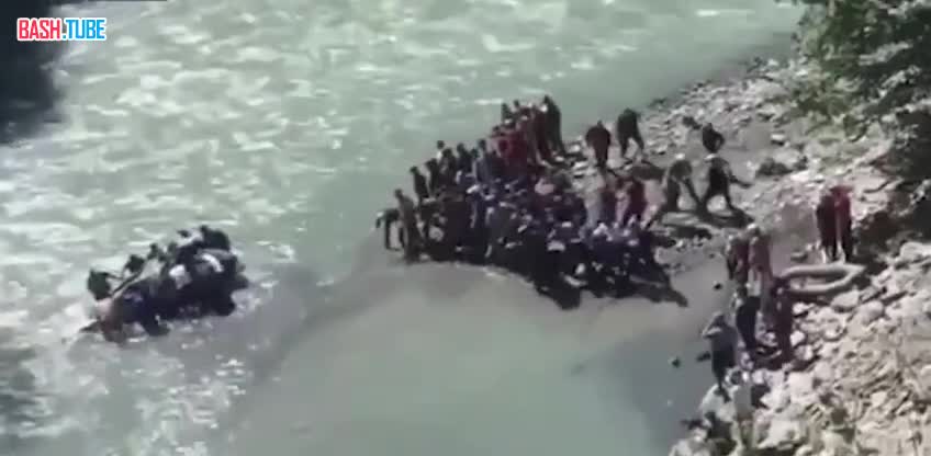  Машина с людьми упала с обрыва в реку в Дагестане