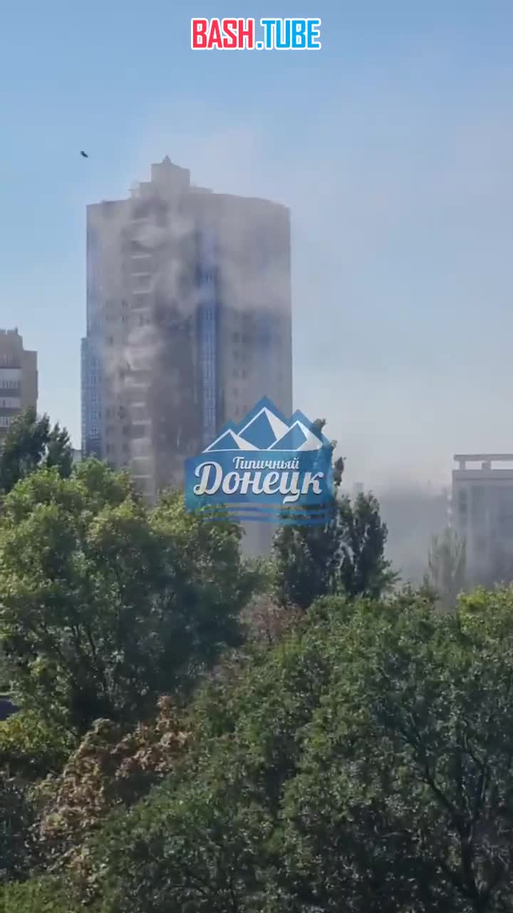 ⁣ Попадание украинской ракеты в многоэтажку в центре Донецка
