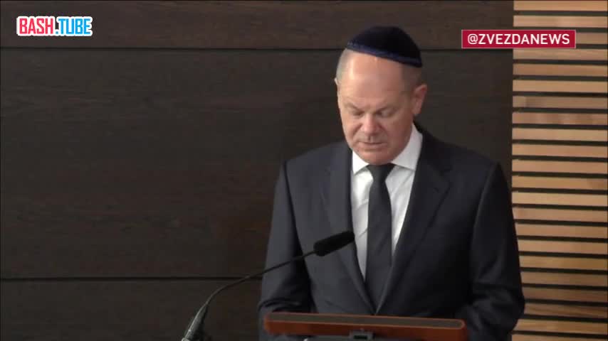  Шольц теперь без повязки, но с кипой на голове, выступил на открытии новой синагоги Вайля в Дассау