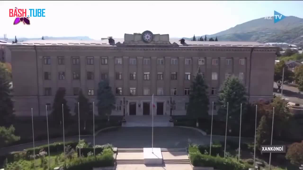 ⁣ Ильхам Алиев ходит по флагу бывшего Нагорного-Карабаха в бывшей мэрии Степанакерта