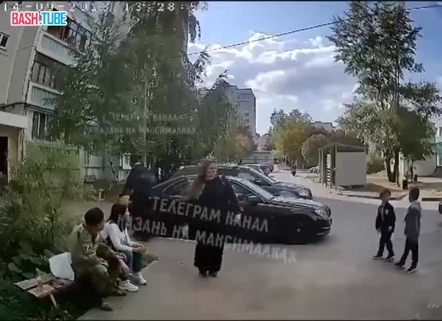 ⁣ Военный из Казани решил продемонстрировать детям «шумовую гранату» в действии и взорвал ее у подъезда