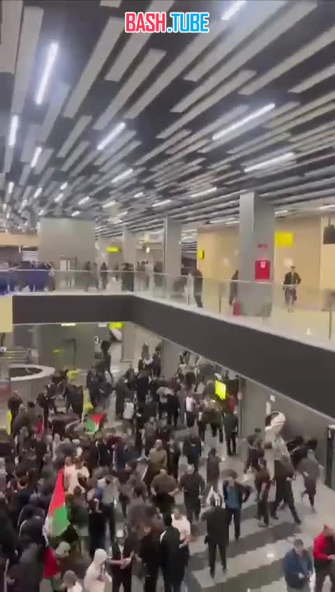  Кадры прорыва разъяренных людей в аэропорт в Дагестане