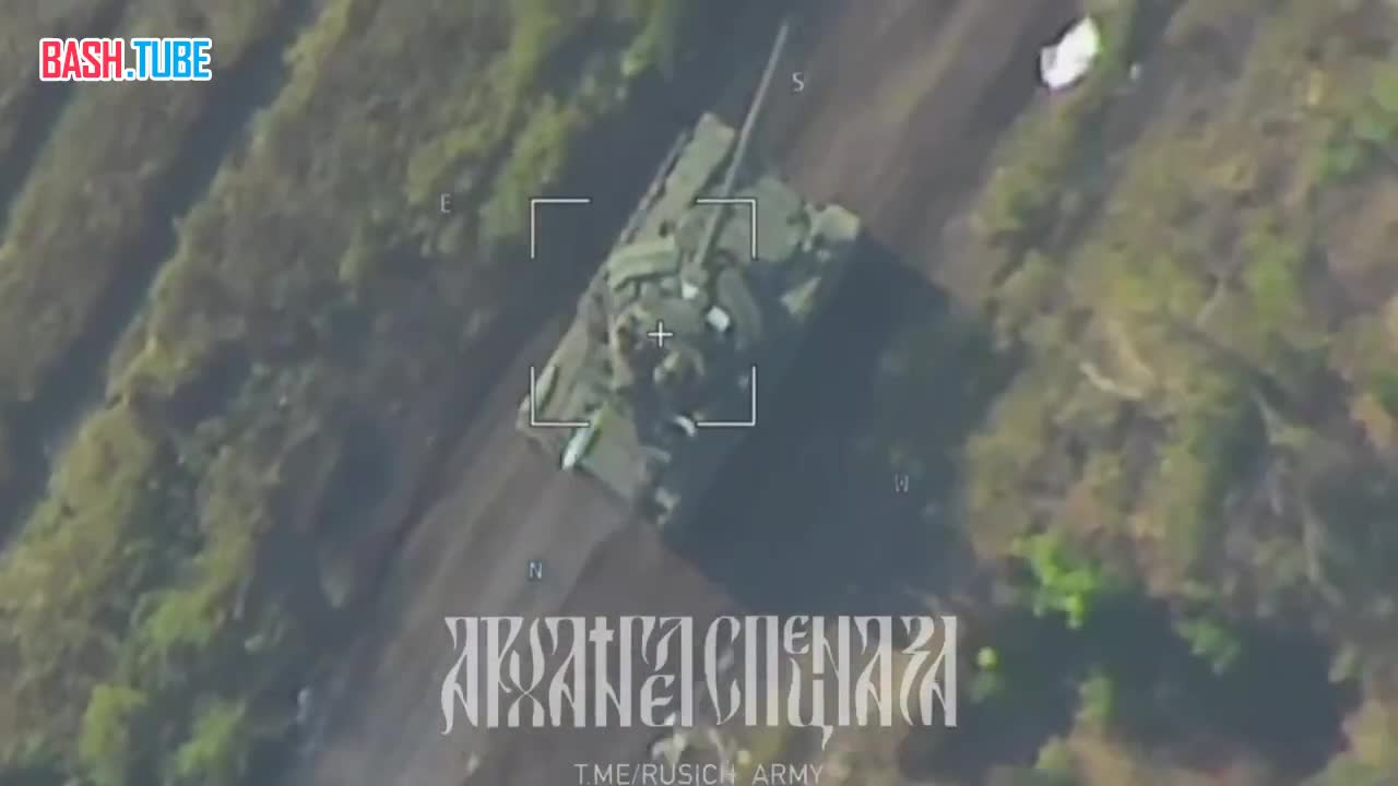  Спецназовцы сжигают украинский танк с помощью ПТУРа