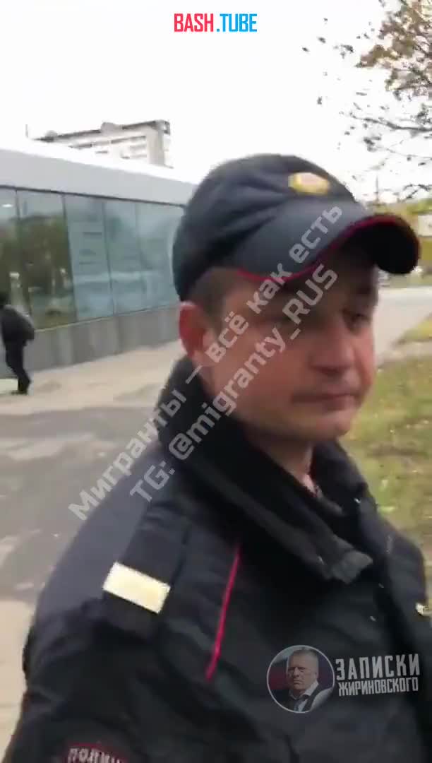 ⁣ В Москве сотрудник полиции остановил гастарбайтера из Азербайджана за просроченную регистрацию