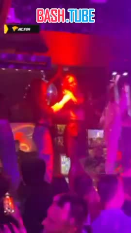  В Новосибирском клубе девушки ради выпивки станцевали на барной стойке и показали грудь