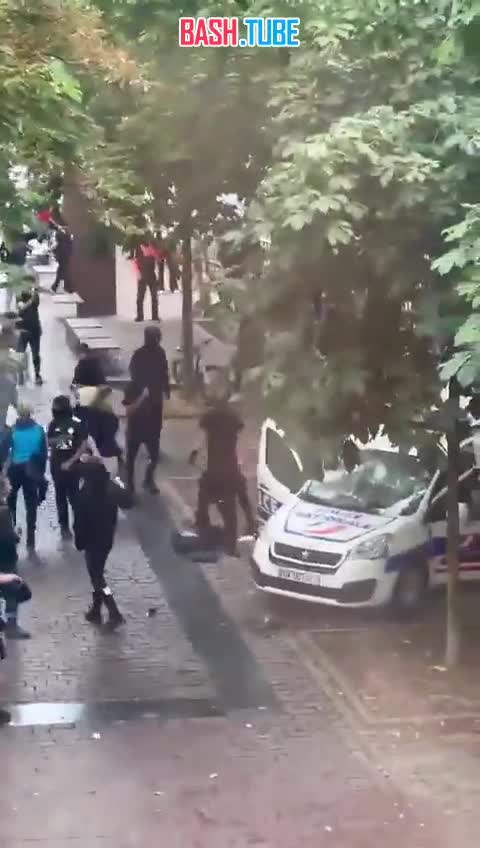  Радикалы раграбили полицейский автомобиль в городе Страсбург во Франции и украли оттуда спецсредства и оружие