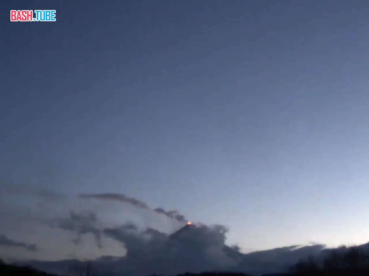 ⁣ Вулкан Ключевской на Камчатке выбросил столб пепла на высоту до 5 тыс метров