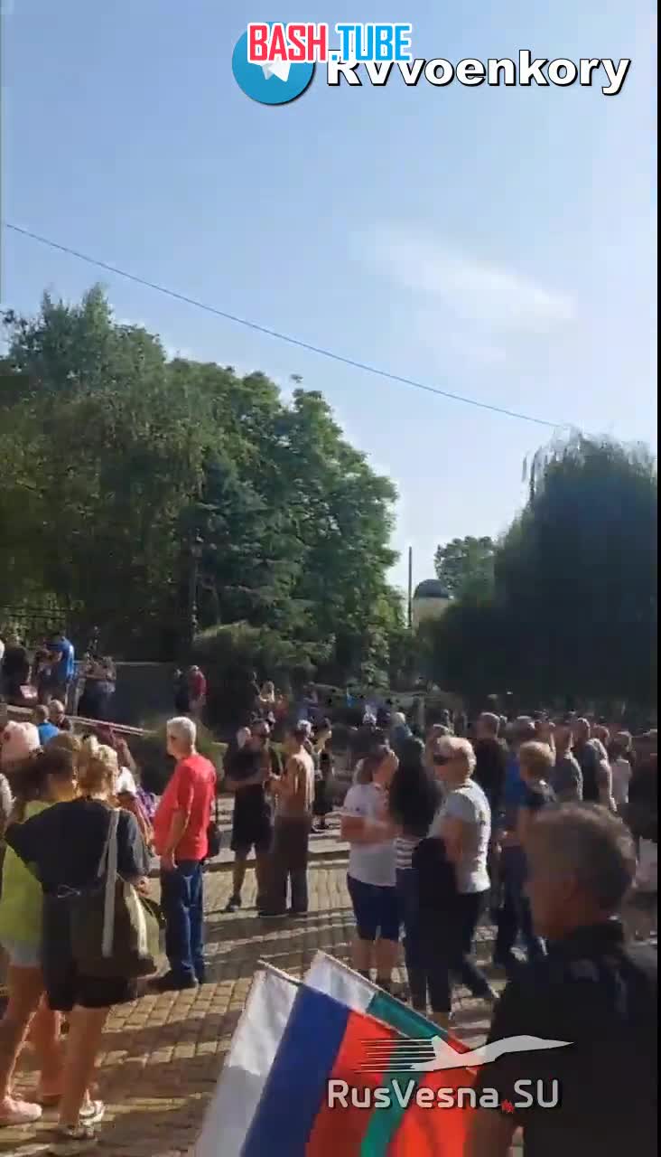  Болгары с флагами России встали живой цепью вокруг храма из-за планов властей депортировать священников РПЦ