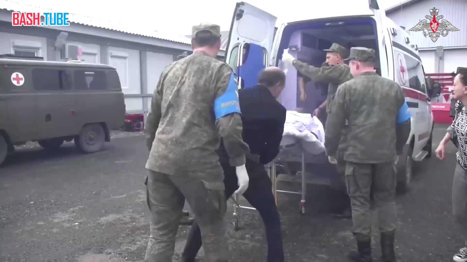 ⁣ Российские миротворцы эвакуируют санитарной авиацией жителей Нагорного Карабаха, пострадавших после взрыва топлива