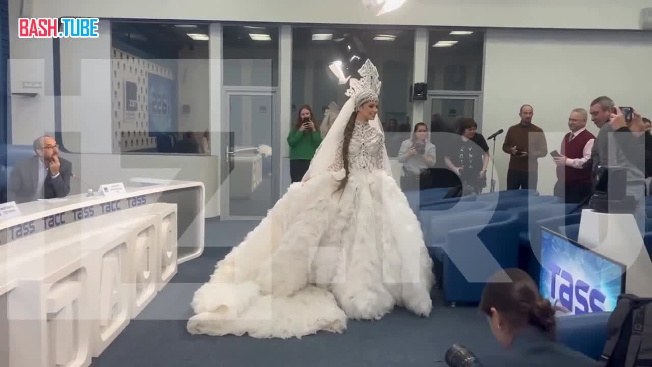 ⁣ Главная красавица России Маргарита Голубева показала национальный костюм, в котором появится на конкурсе «Мисс Вселенная»