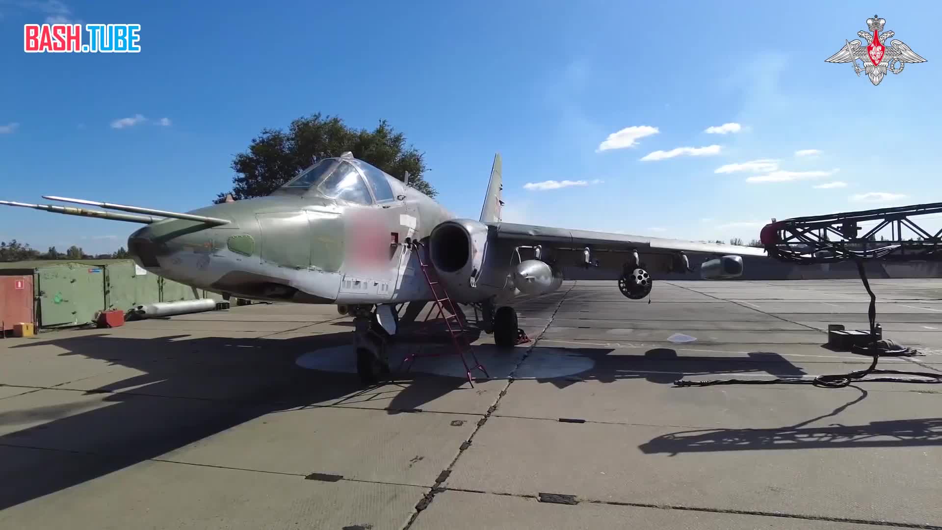 ⁣ Штурмовики Су-25 ВКС России уничтожили замаскированные полевые позиции и бронированную технику ВСУ