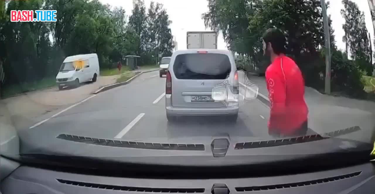 ⁣ В Новосибирске мужчина эпично был сбит машиной, а потом его переломанного оттащил от дороги товарищ