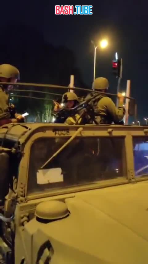 ⁣ Израильские армейские части прибывшие на усиление, и пикап с вооружёнными палестинцами ночью на улицах Ашкелона