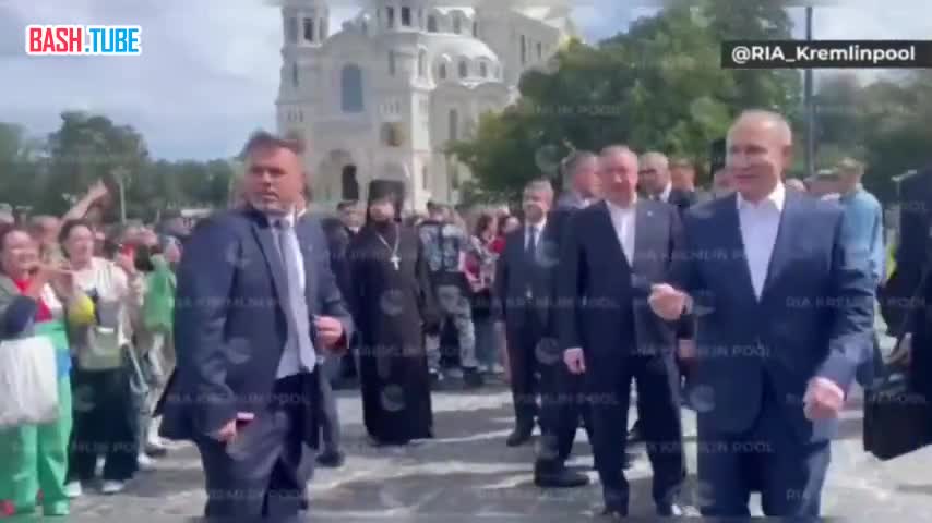 ⁣ Лукашенко и Путин вышли к людям на площадь после посещения Кронштадского морского собора