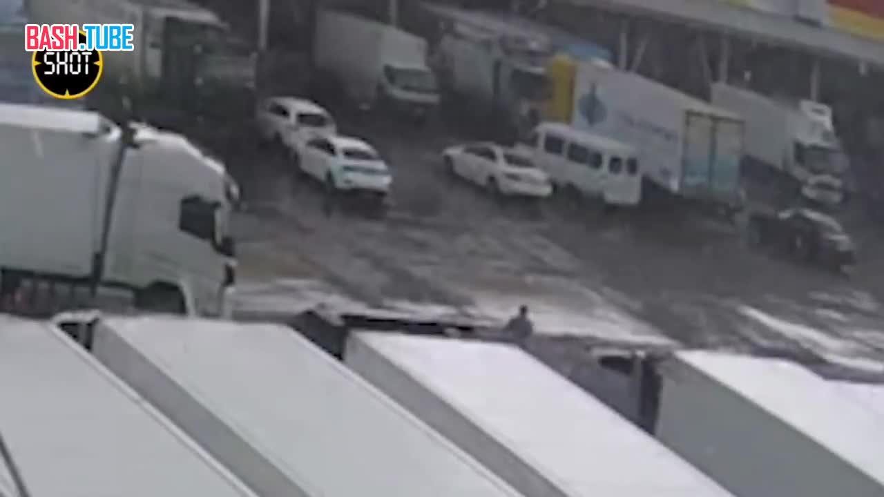  Молния ударила в голову мужчине на парковке в Краснодаре. Он скончался на месте