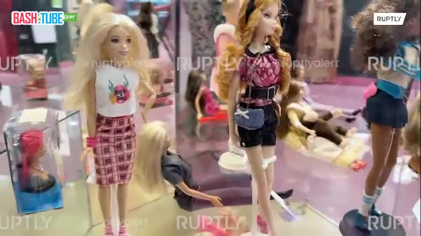  70-летний коллекционер из Санкт-Петербурга за 20 лет собрал коллекцию из 500 кукол Barbie