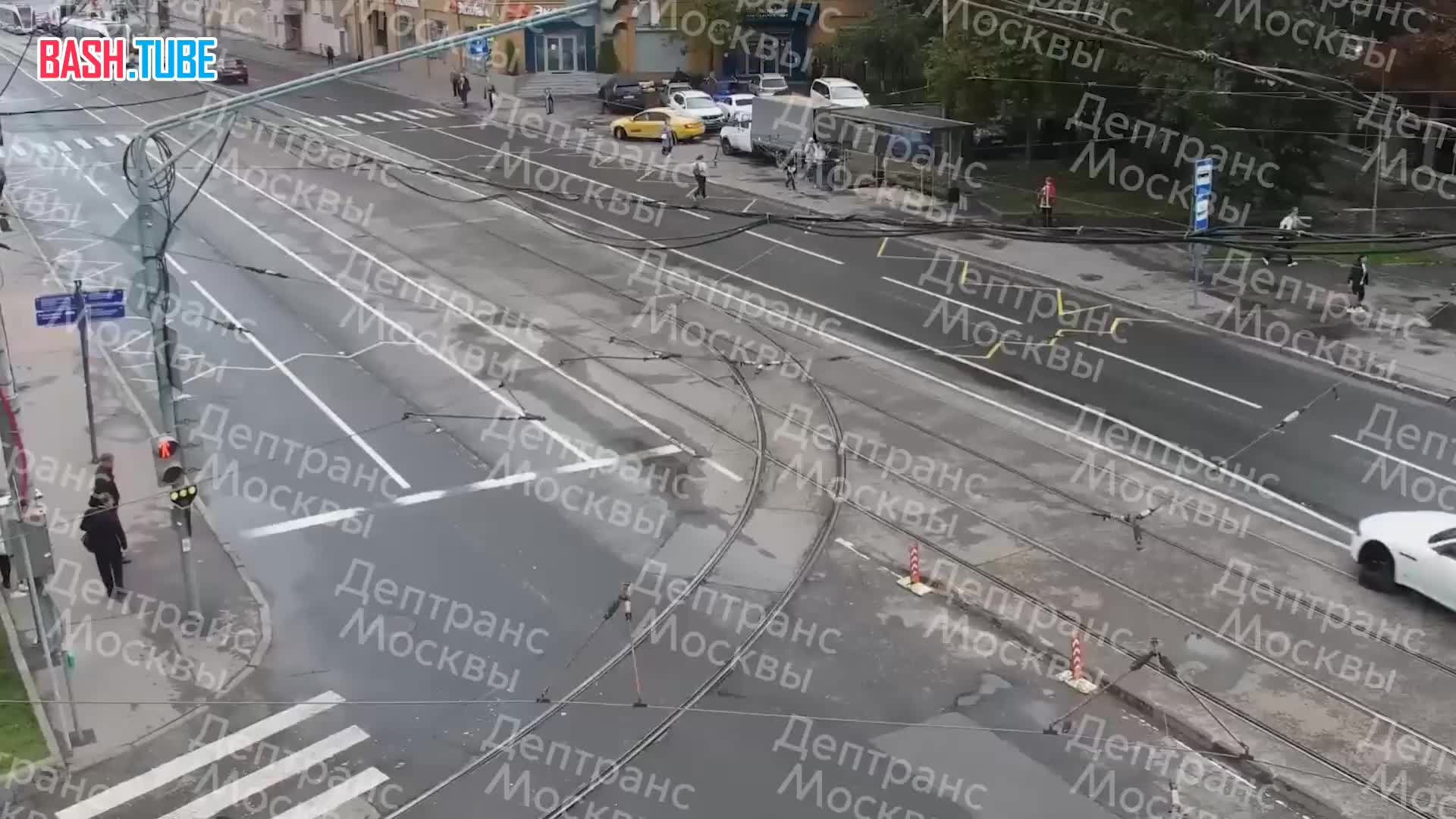  «Мазерати» влетел в девушку-пешехода, а потом в стену здания в центре Москвы