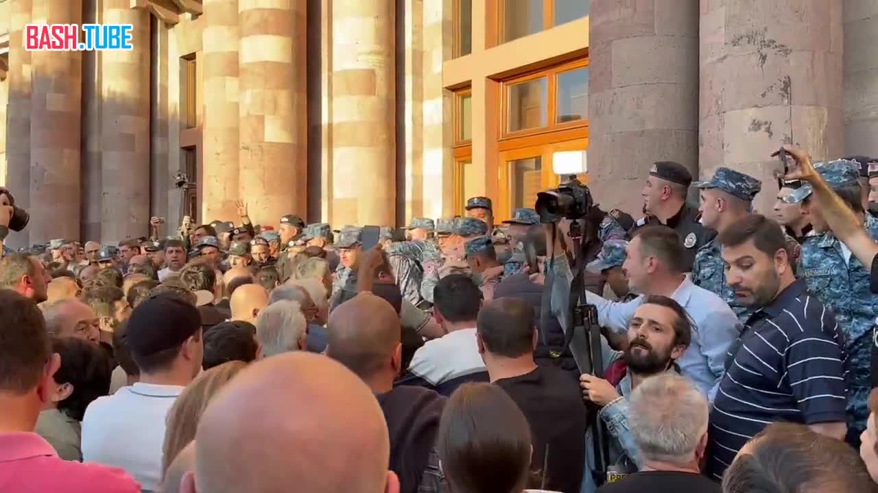  Толпа пытается прорваться в здание правительства в Ереване, в полицию летят бутылки