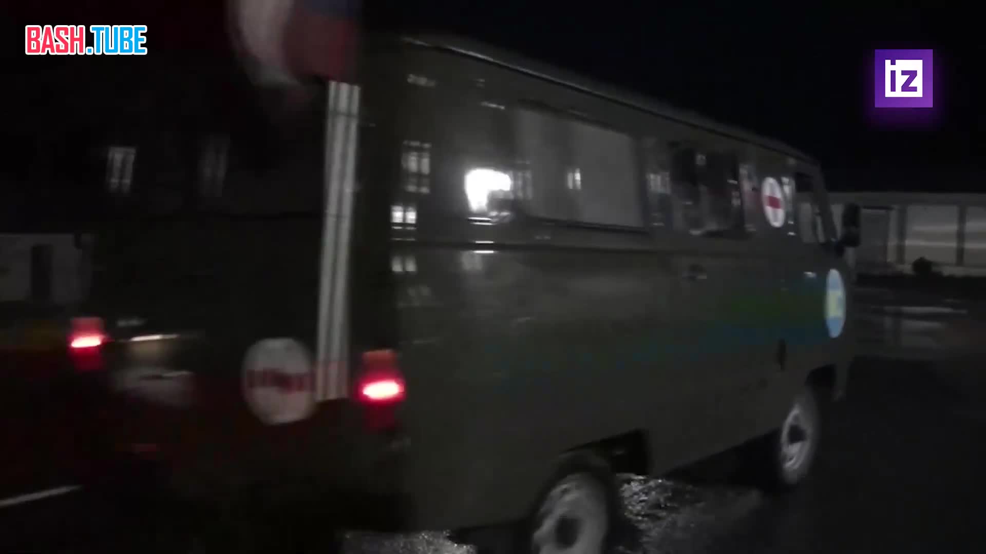  Российские военные врачи оказывают медицинскую помощь жителям, пострадавшим от взрыва топлива в Степанакерте