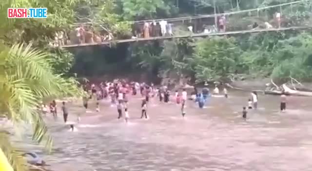 ⁣ В Индии во время соревнования по ловке уток на людей обрушился подвесной мост