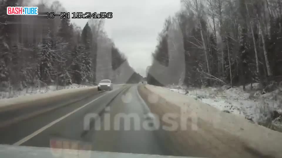 ⁣ Глыба льда влетела в лобовое стекло автомобилистке по дороге в Нижний Новгород
