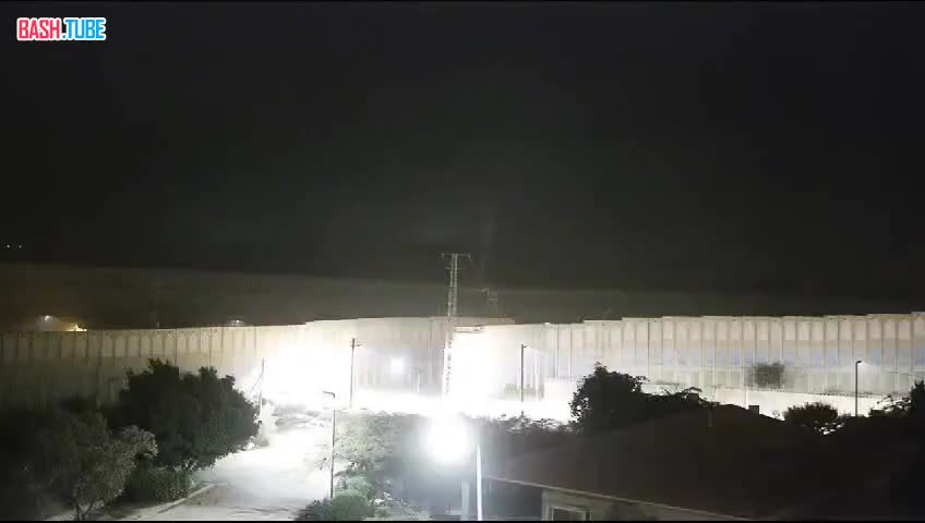 ⁣ Пуск израильского ПТУР LAHAT из ствола танка «Меркава» по цели в приграничье Газы попал на камеру наблюдения