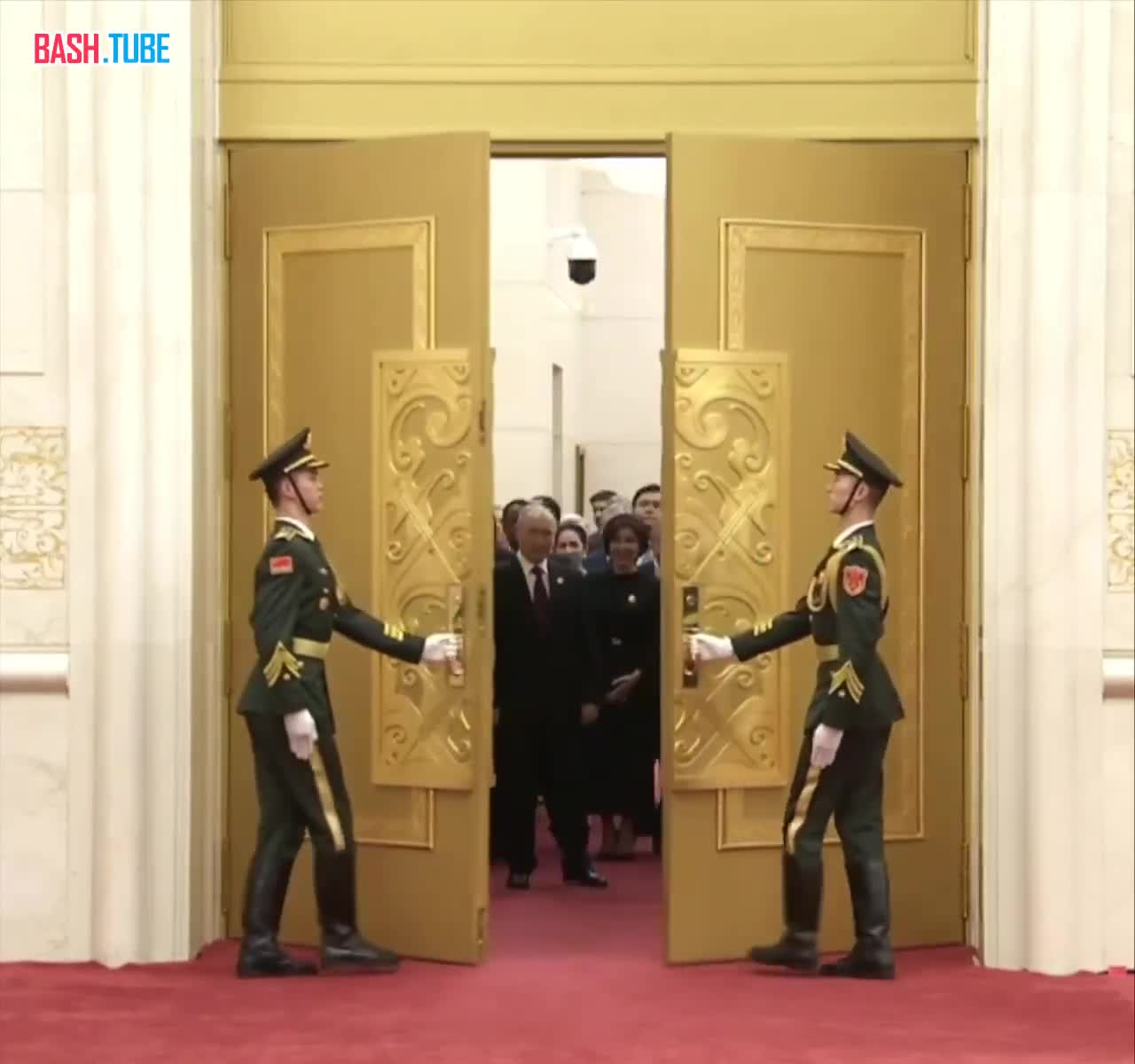 ⁣ Путин первым из приглашенных заходит на приветственный банкет Си Цзиньпина