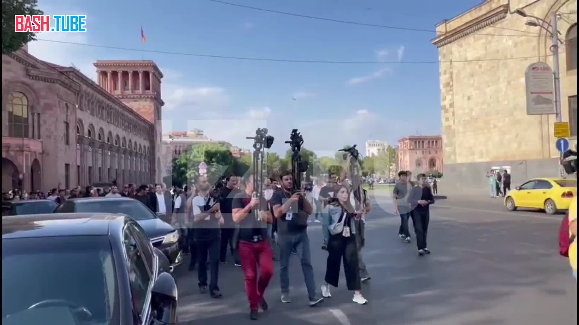  Толпы протестующих перекрыли движение в Ереване