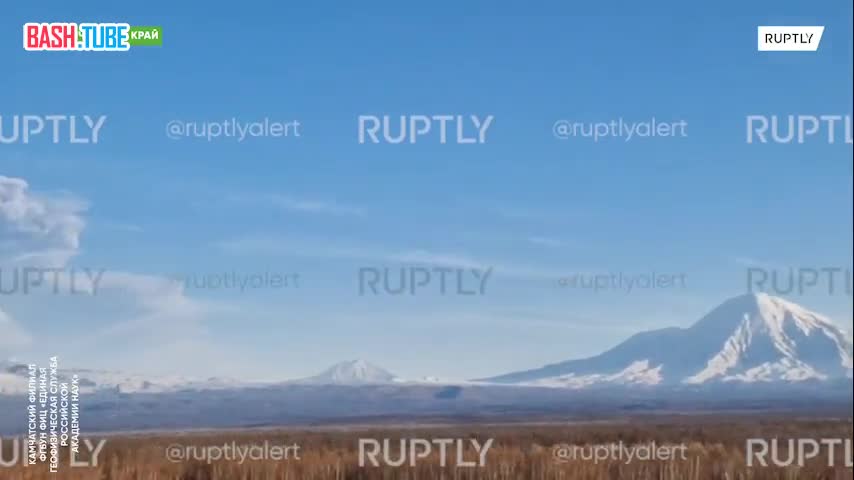 ⁣ Ключевской вулкан в Камчатском крае выбросил столб пепла высотой 14 км