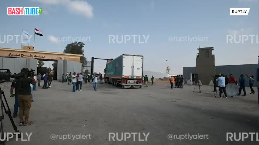  Вторая колонна из 19 грузовиков с гуманитарной помощью проехала через египетский КПП «Рафах», направляясь в Газу