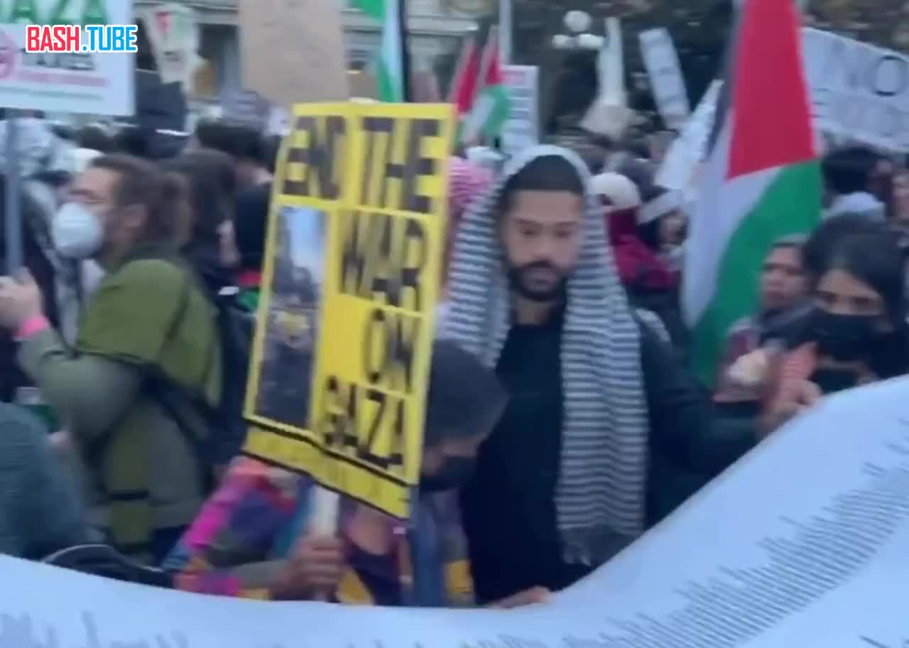 ⁣ На митинге в Вашингтоне протестующие развернули огромный плакат с именами тысяч погибших в секторе Газа мирных жителей