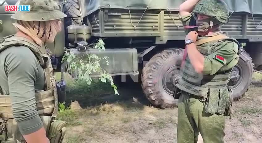 ⁣ Инструктор ЧВК «Вагнер» показывает белорусским бойцам, как остановить кровотечение при ранении в шею