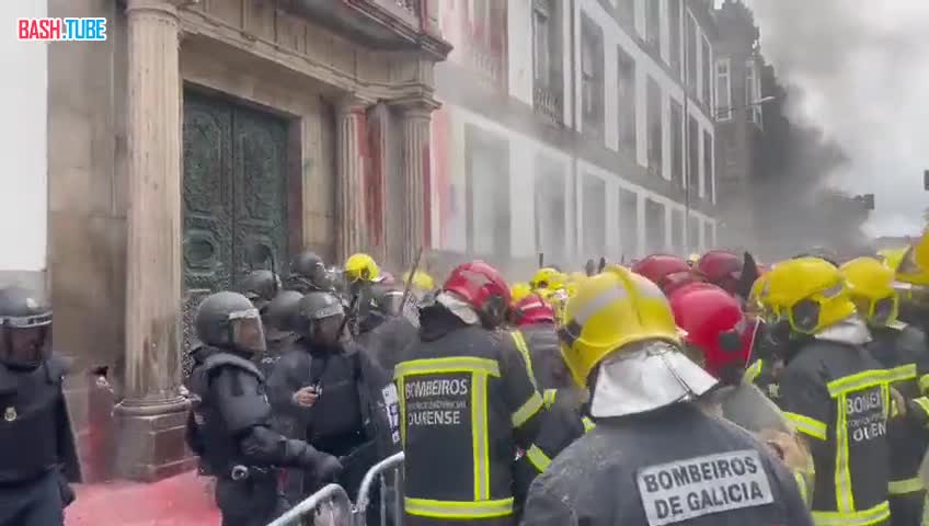  ‍‍В Испании пожарные вышли на акцию протеста и столкнулись с полицией
