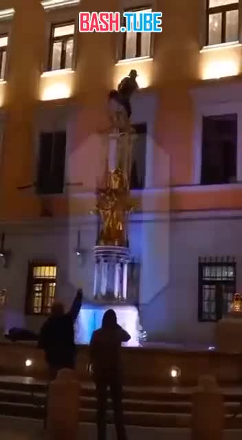  В Москве на Арбате мужчина забрался на скульптуру «Принцесса Турандот» под аплодисменты публики